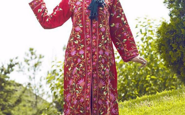 مدل مانتو سنتی بلند با طرح‌های بته‌جقه و رنگ‌های گرم، مناسب برای استایل‌های رسمی و مجلسی