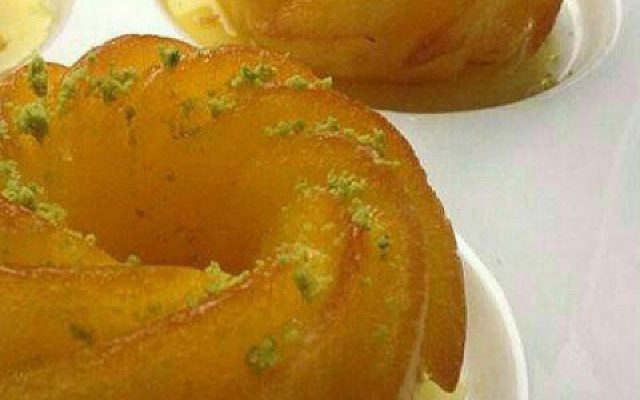 خاگینه قالبی مجلسی با تزیین پودر پسته و گل محمدی، مناسب برای دسر ماه رمضان و مهمانی ها