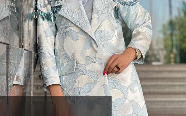 مدل مانتو زنانه مجلسی با تزیینات سنگ دوزی و رنگ‌های جذاب، مناسب برای سال 1401