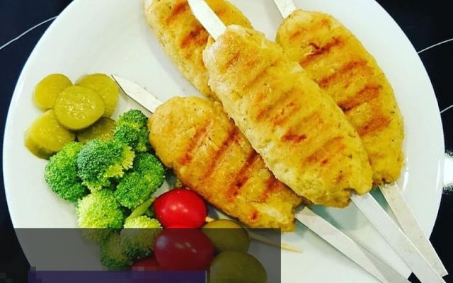 کباب کوبیده مرغ چوبی خانگی با تزئین گوجه و فلفل کبابی، آماده سرو در بشقاب