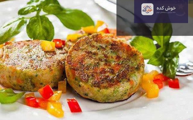 کوکو کلم بروکلی با تزئین جعفری و گوجه فرنگی، آماده سرو در بشقاب سفید