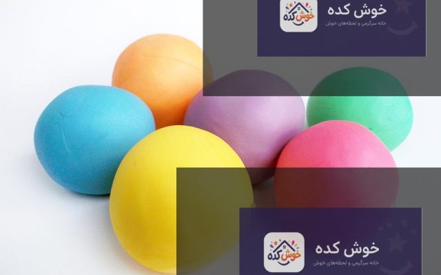 تصویری نزدیک از خمیر پلیمری (فیمو) خانگی با رنگ‌های متنوع و بافت نرم، آماده برای شکل‌دهی و ساخت زیورآلات و مجسمه‌های کوچ