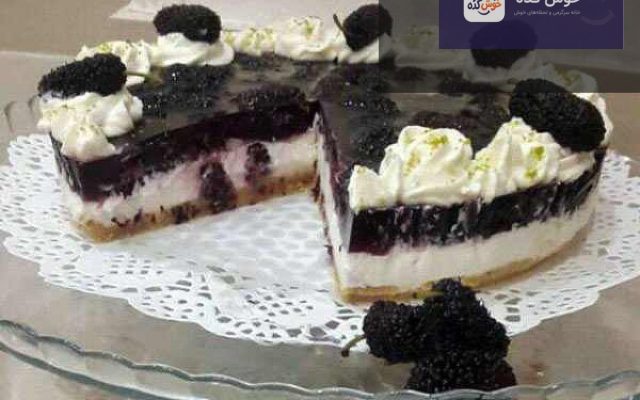 چیز کیک توت سیاه با تزیین توت فرنگی و برگ نعنا، دسری خنک و مجلسی برای مهمانی‌ها