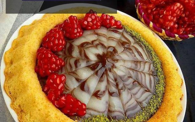 تارت کیک کرمدار با تزئین میوه و گل‌های خوراکی، دسری شیک و مجلسی برای مهمانی‌ها