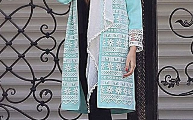 مدل مانتو شیک و جدید ماهنیکا با طراحی مدرن و رنگ روشن، مناسب برای استایل روزمره و مجلسی