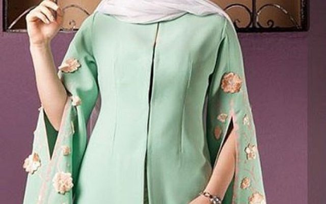 مدل مانتو مجلسی بلند مشکی با طرح‌های طلایی، مناسب برای مراسم رسمی و مهمانی‌ها