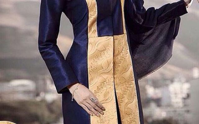 مدل مانتو مجلسی شیک و به‌روز مزون نفیس با طرحی خاص و پارچه سفید، مناسب برای مراسم رسمی و مهمانی‌ها.