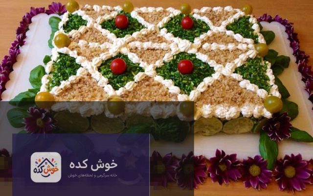 کیک مرغ مجلسی با تزیین زیبا و لایه های مشخص، مناسب برای مهمانی ها و دورهمی ها