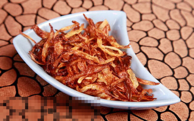 پیاز داغ مجلسی طلایی و ترد در یک کاسه، آماده برای تزیین غذاها