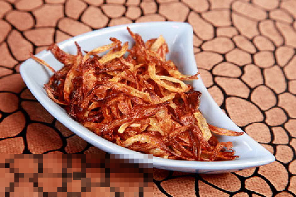 پیاز داغ مجلسی و ترد پیاز داغ مجلسی طلایی و ترد در یک کاسه، آماده برای تزیین غذاها