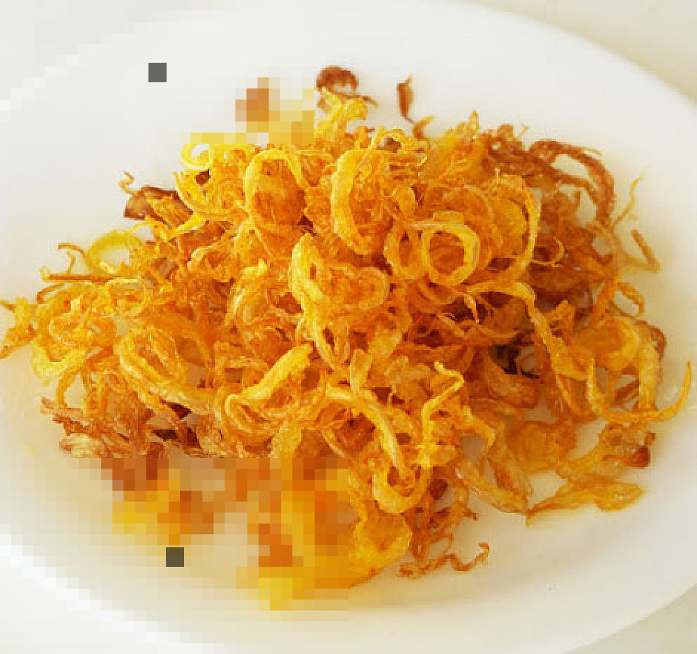مراحل تهیه پیاز داغ مجلسی مراحل سرخ کردن پیاز برای تهیه پیاز داغ مجلسی و طلایی