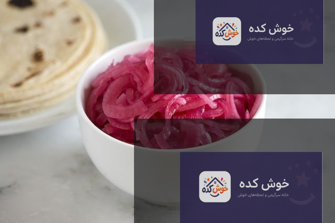 ترشی پیاز قرمز خلالی در ظرف شیشه ای با سبزیجات معطر، آماده سرو