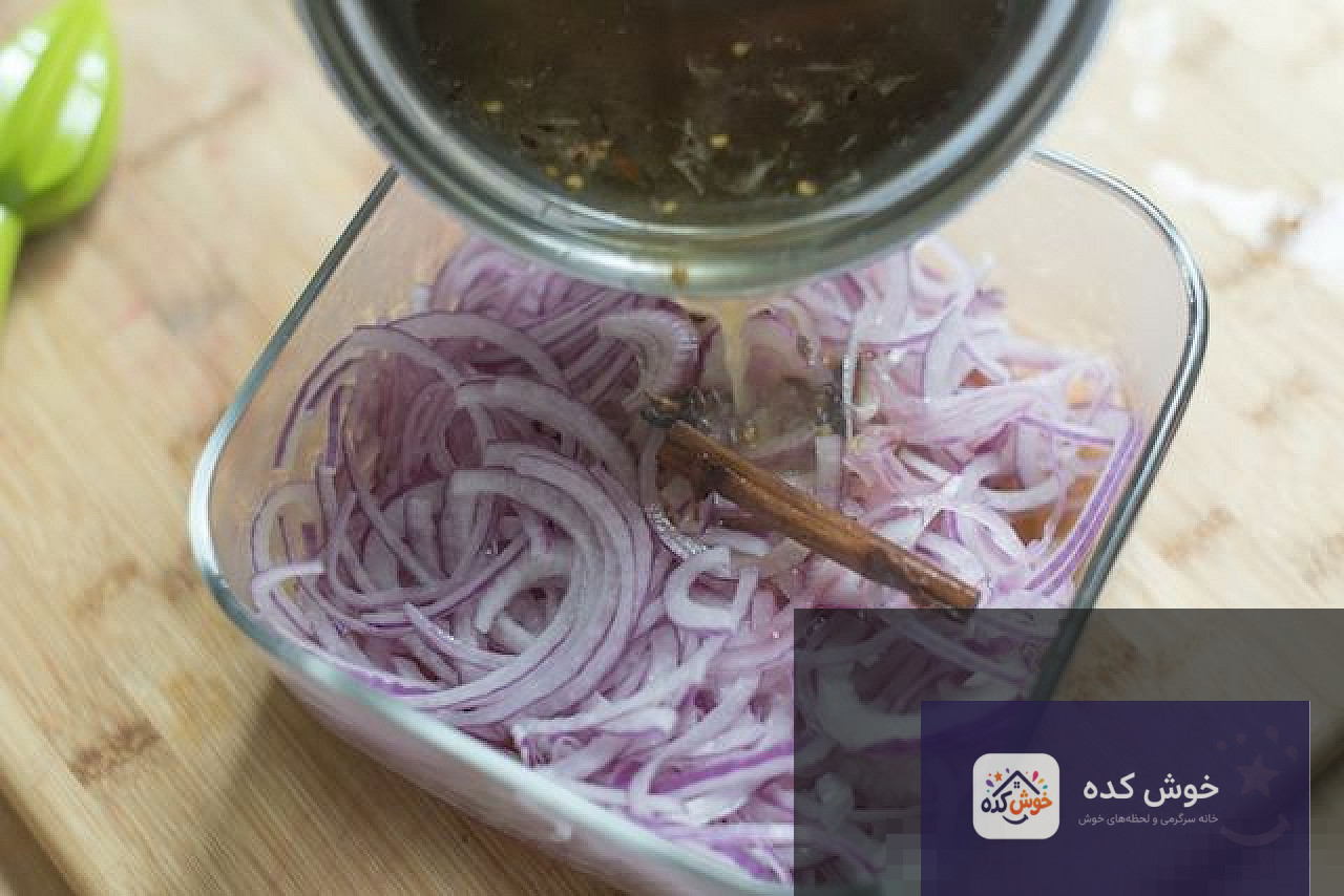 ترشی پیاز قرمز و سفید خلالی در شیشه های کوچک، مناسب نگهداری