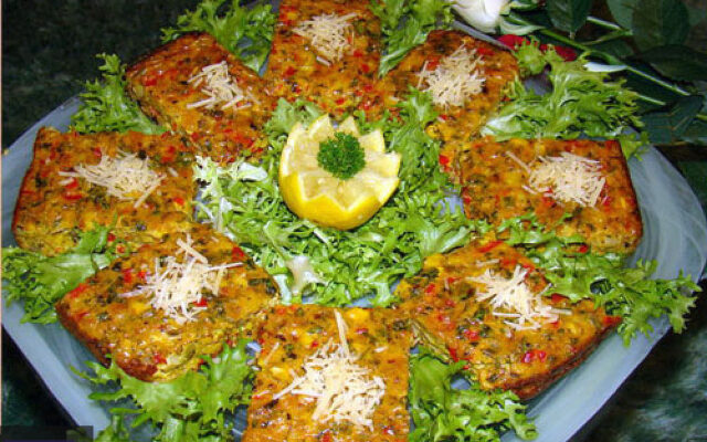 کوکوی قارچ آماده شده در بشقاب با سبزیجات تازه و گوجه فرنگی، غذایی سالم و خوشمزه