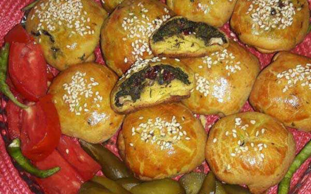 نان کوکو سبزی با پنیر پیتزا، برش خورده و آماده سرو، با سبزیجات تازه و پنیر ذوب شده