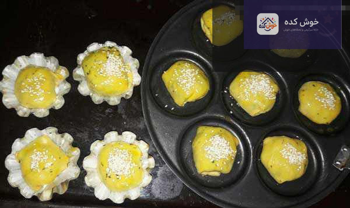 پخت نان کوکو سبزی با پنیر نان کوکو سبزی با پنیر پیتزا در حال پخت در تابه، با حباب های پنیر ذوب شده