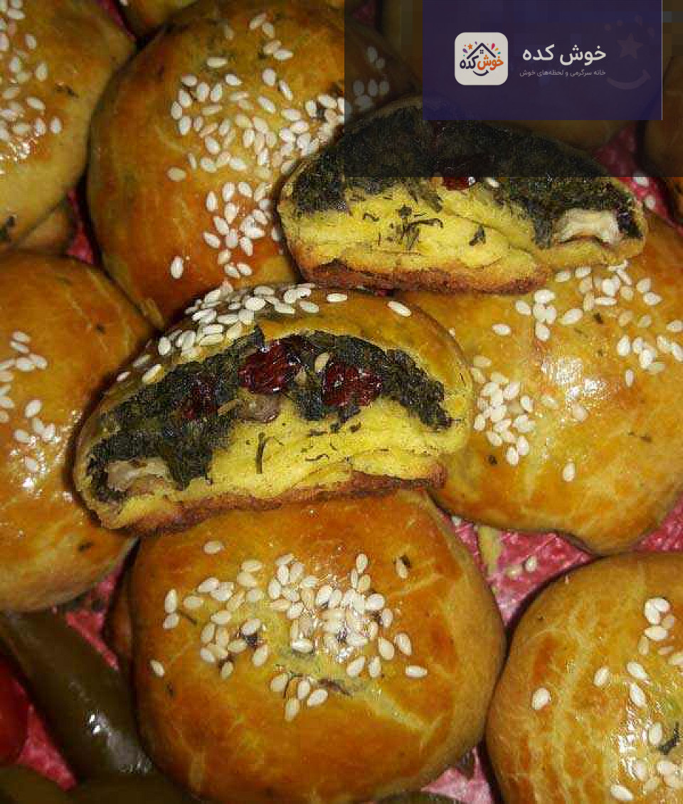 مواد لازم برای نان کوکو سبزی پنیری مواد اولیه نان کوکو سبزی با پنیر پیتزا شامل سبزیجات خرد شده، تخم مرغ و پنیر پیتزا