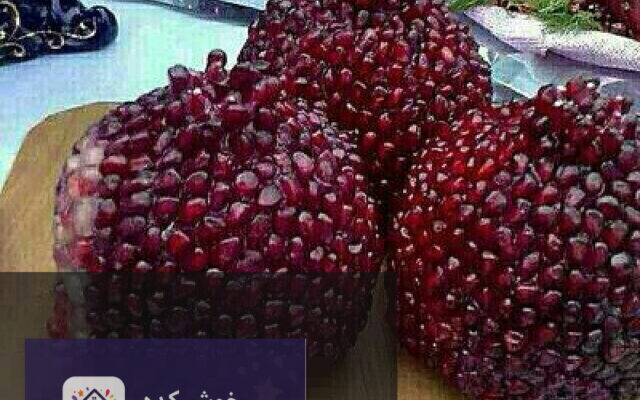 ژله انار توپی قرمز و سفید با دانه‌های انار و برگ نعنا، مناسب برای شب یلدا و مهمانی‌ها