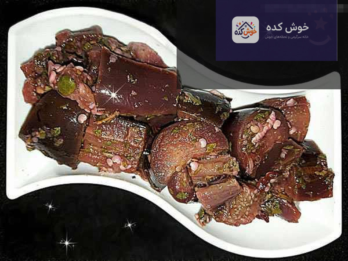 ترشی بادمجان اناری خوشمزه ترشی بادمجان اناری خانگی با رنگی جذاب و دانههای انار در ظرف شیشهای، آماده سرو