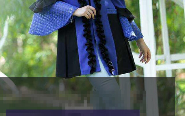مدل مانتو مجلسی کوتاه آبی مشکی با طرح گل‌های برجسته، مناسب برای دختران جوان و شیک‌پوش