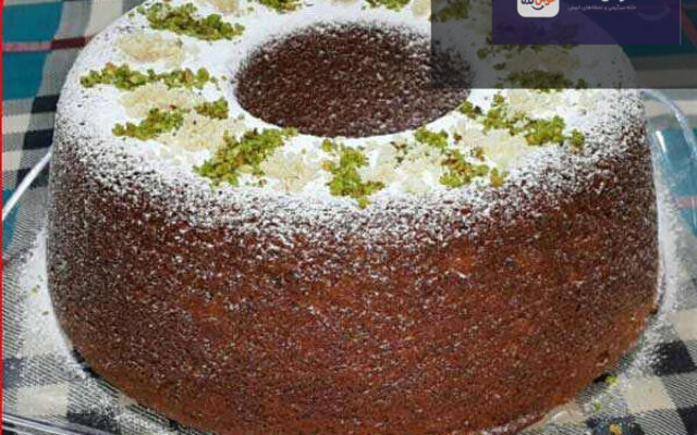 کیک خرما با گردو و دارچین، مناسب برای افطار و عصرانه، تزیین شده با پودر قند و خلال بادام