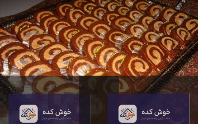 رولت حلوا و خرما با تزیین پودر پسته و گل محمدی، آماده سرو در ظرف سفید