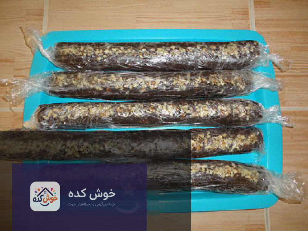 رولت حلوا و خرما: دسر افطاری خوشمزه برشهای رولت حلوا و خرما با مغز خرما و گردو، چیده شده در سینی
