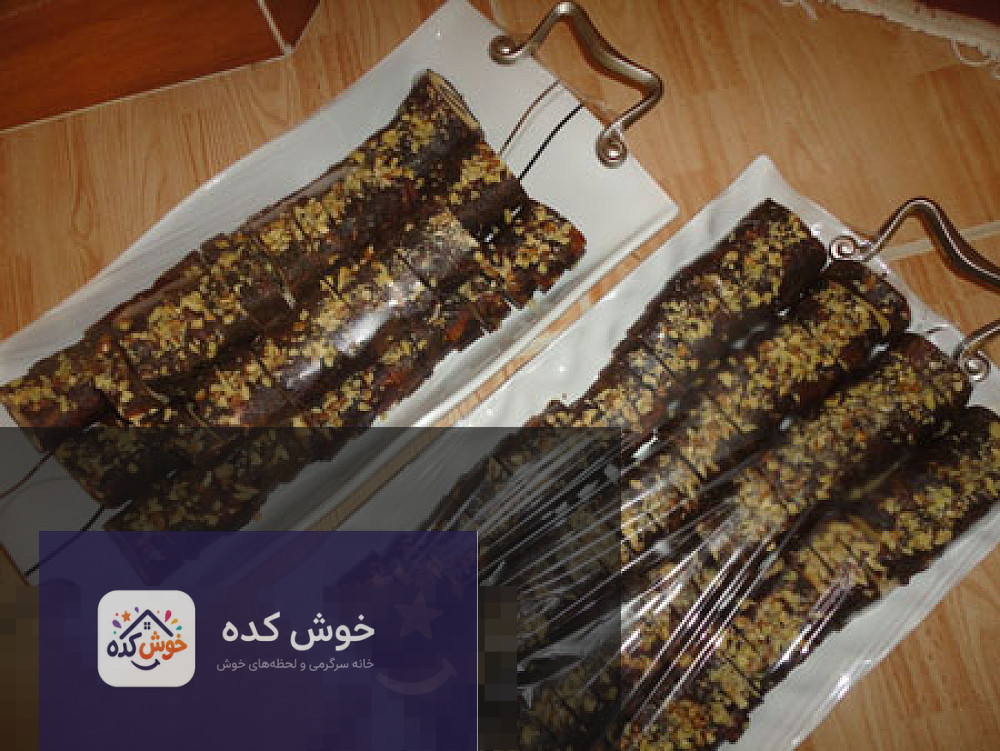 طرز تهیه رولت حلوا و خرما رولت حلوا و خرما با تزیین پودر پسته و خلال بادام، در حال برش خوردن