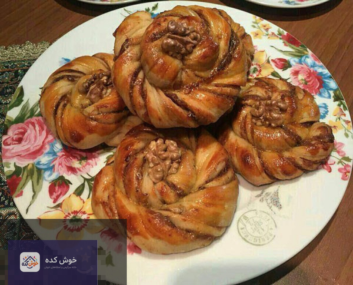 نان خرمایی خوشمزه برای ماه رمضان نان خرمایی تازه پخته شده با کنجد روی سینی چوبی، مناسب برای افطار ماه رمضان