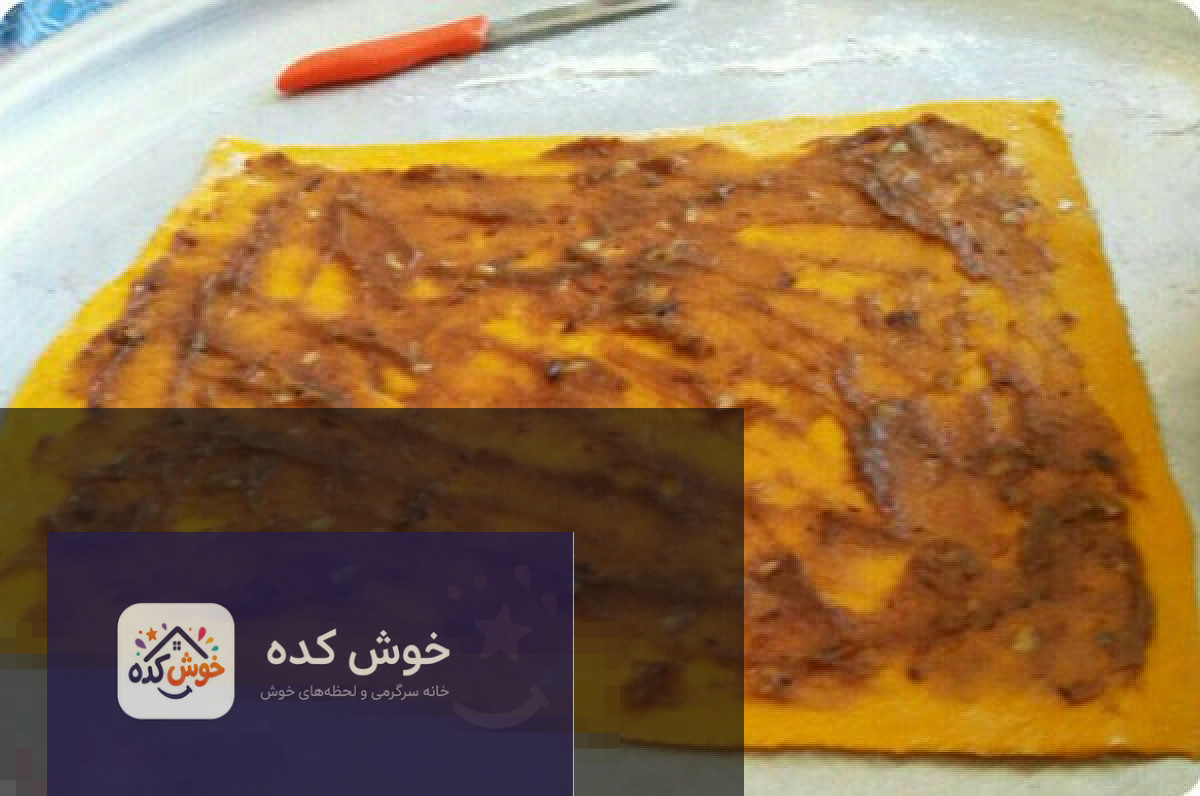 نان خرمایی با مغز خرما و گردو برشهای نان خرمایی خانگی با مغز خرما و گردو، چیده شده روی سینی