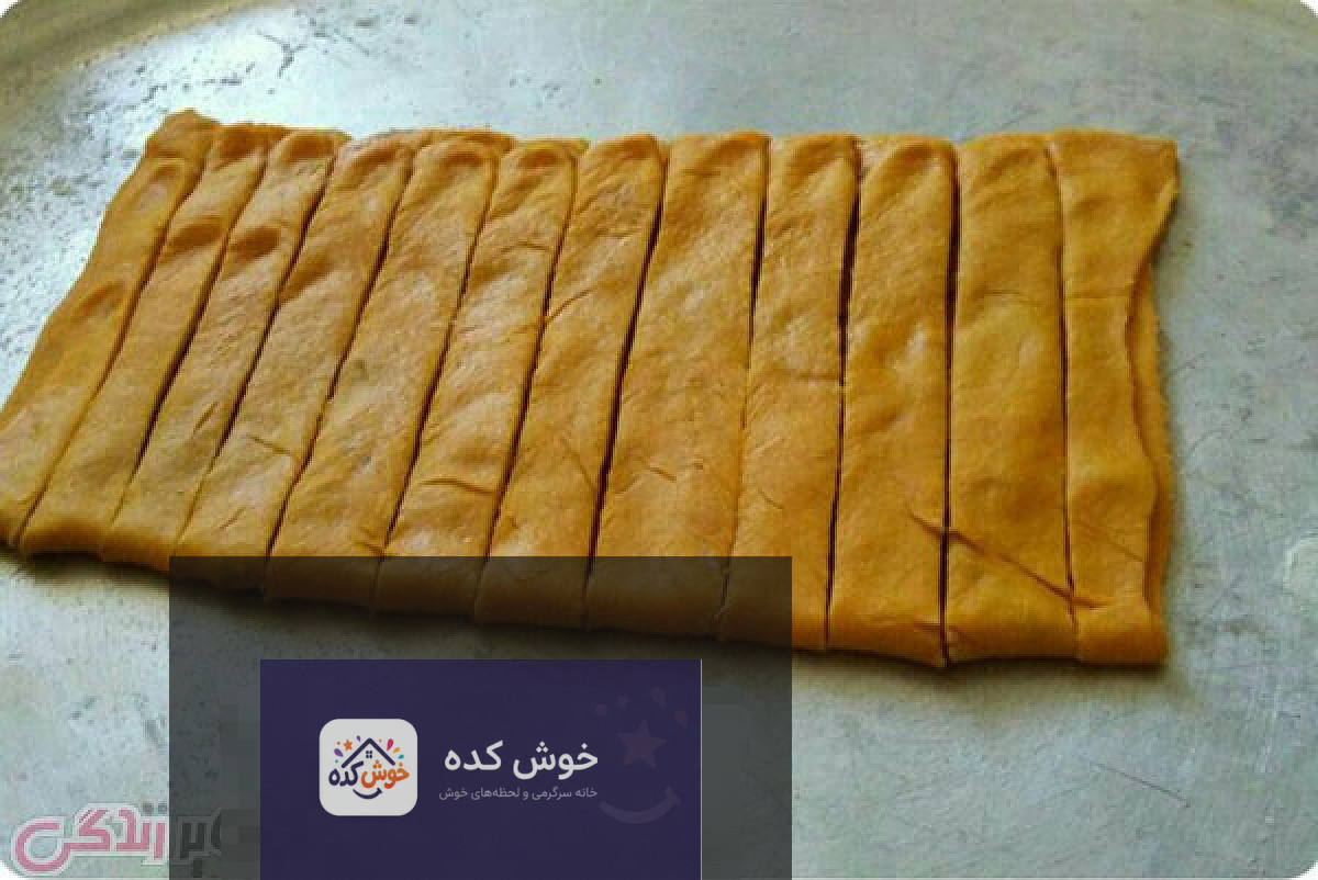 نان خرمایی سنتی و خوش طعم نان خرمایی سنتی با بافت نرم و طلایی، آماده سرو در کنار چای