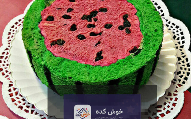 نان هندوانه ای سه رنگ با تزیین دانه های کنجد سیاه، آماده سرو برای شب یلدا