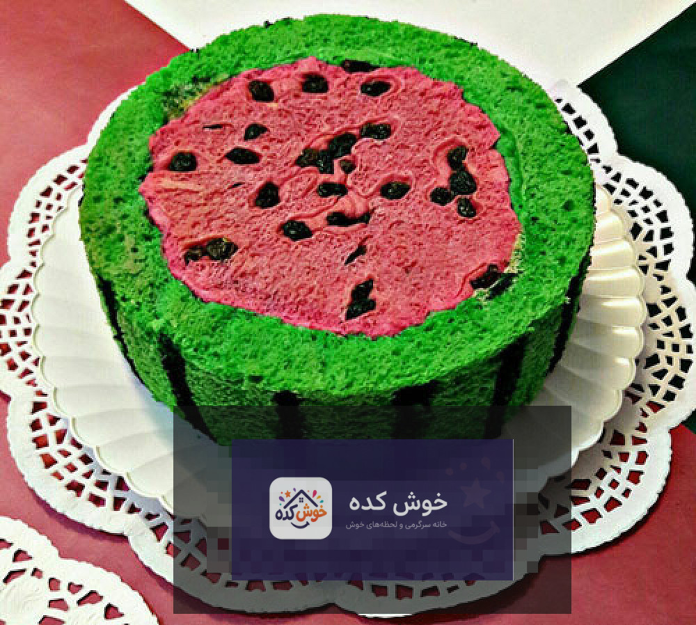 نان هندوانه ای سه رنگ با تزیین دانه های کنجد سیاه، آماده سرو برای شب یلدا