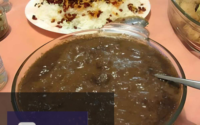 خورش شش انداز گیلانی با بادمجان، گردو و رب انار در ظرف سفالی