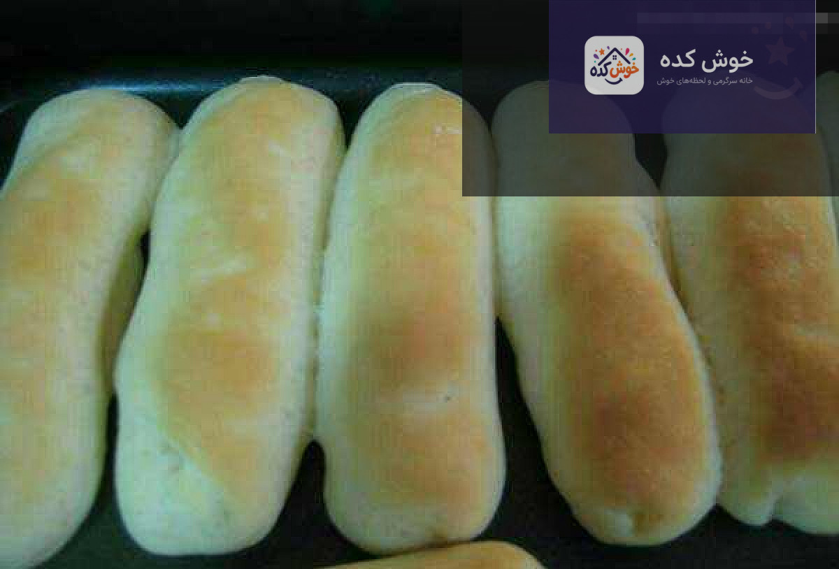 نان باگت خانگی ترد و خوشمزه نان باگت خانگی تازه پخته شده با رویه طلایی و بافت ترد، مناسب برای ساندویچهای خوشمزه