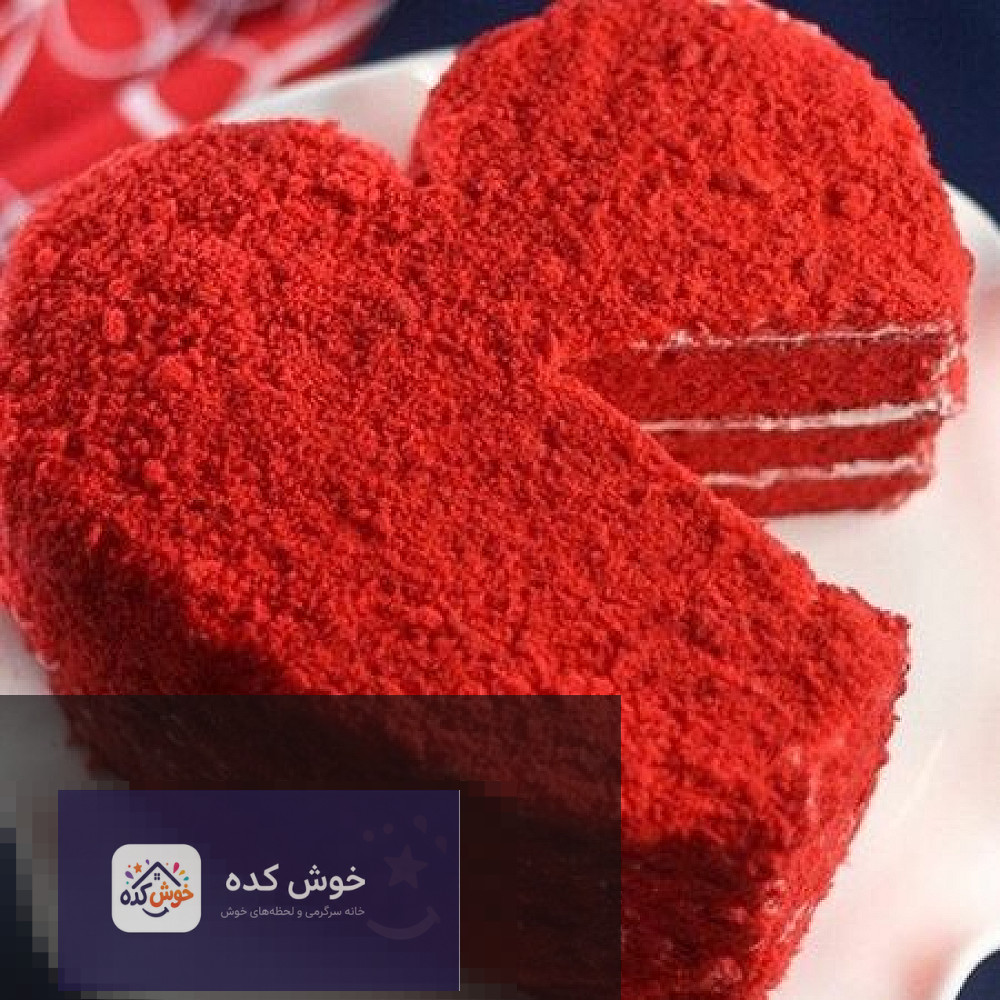 کیک مخملی قرمز قلبی برای ولنتاین کیک مخملی قرمز قلبی شکل با تزیین خامه سفید و توت فرنگی، مناسب ولنتاین و سالگرد ازدواج
