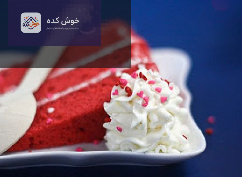 برش کیک مخملی قرمز با خامه برش خورده کیک مخملی قرمز با لایه های خامه سفید و بافت نرم و مرطوب، آماده سرو
