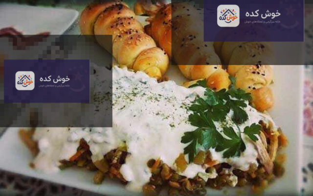خوراک قفقازی مجلسی با گوشت و مرغ، تزیین شده با سبزیجات تازه