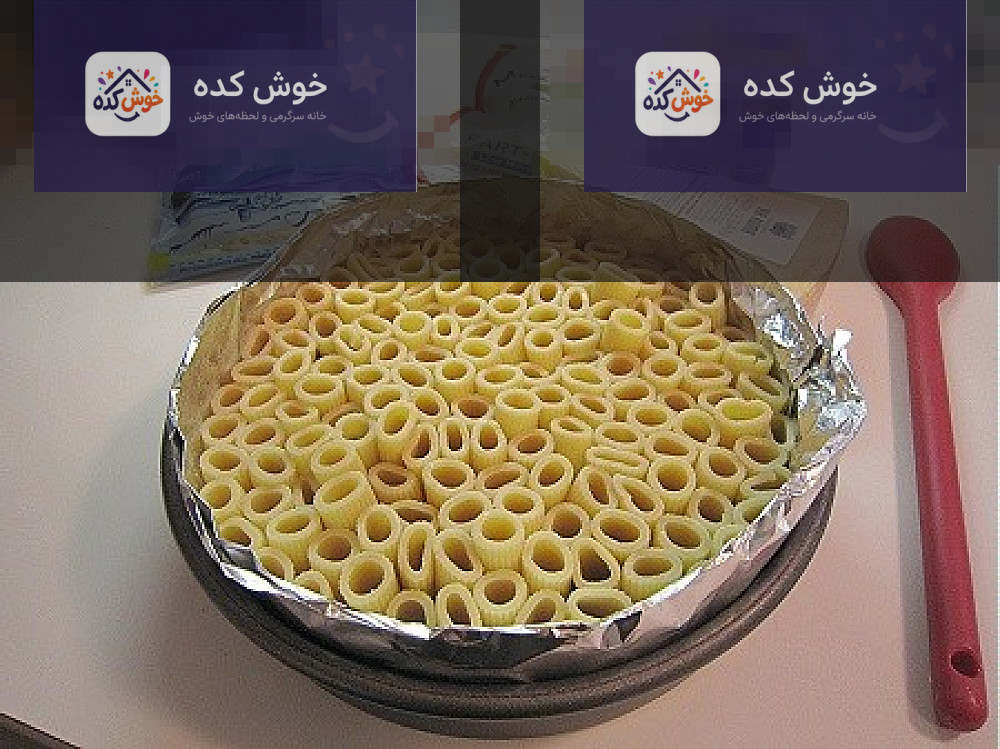 برش کیک پاستا قالبی برش خورده پاستا قالبی (کیک پاستا) با لایههای پاستا، سس و پنیر، آماده سرو