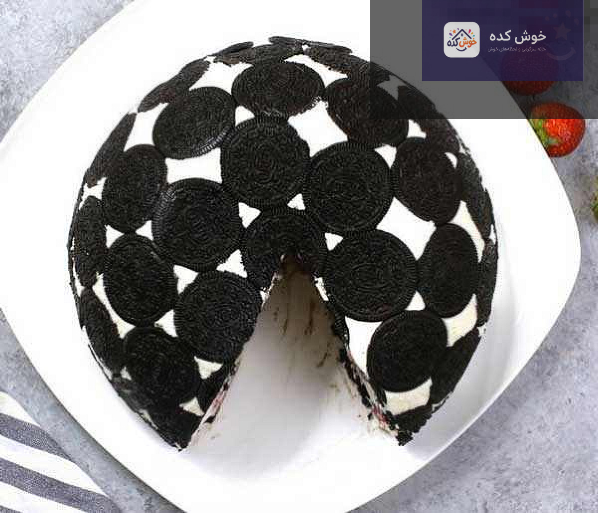 برش خورده کیک اورئو با لایه های مشخص بیسکویت و کرم، آماده سرو در یک ظرف شیشه ای