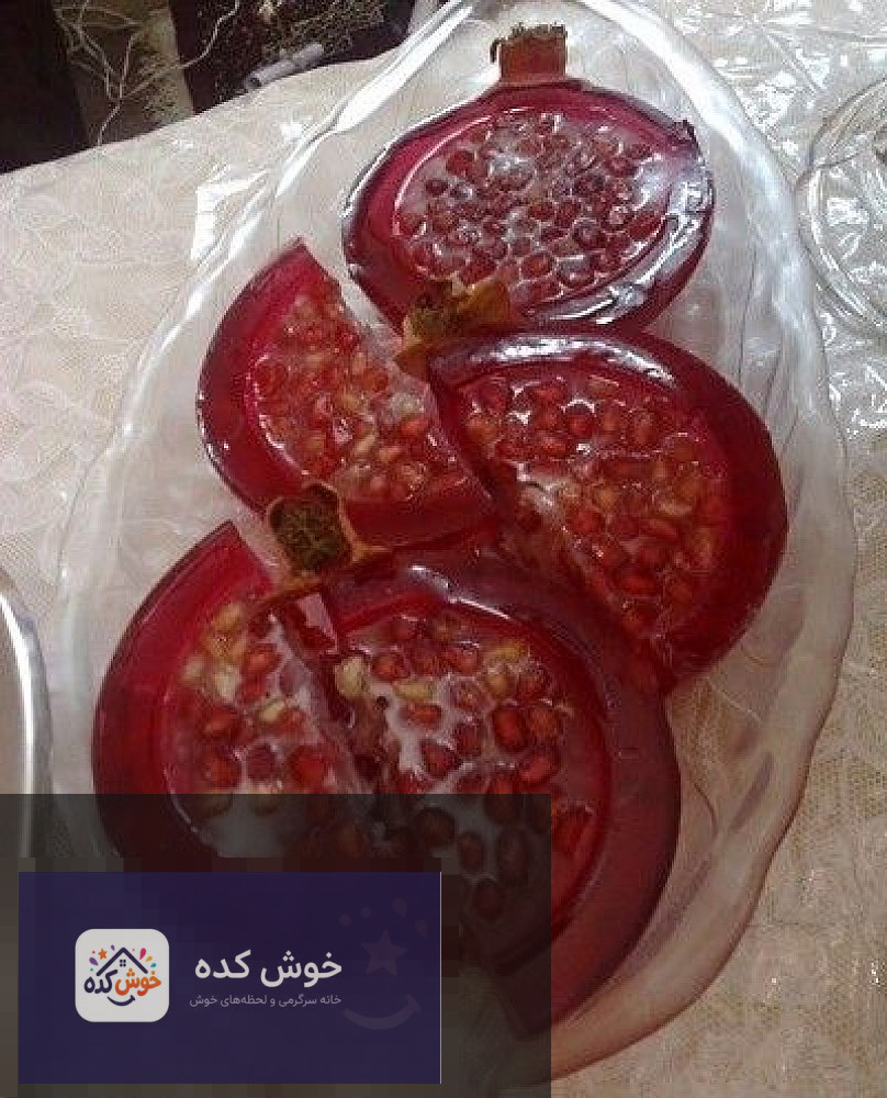 ژله انار قالبی ژله انار قالبی با تزیین دانههای انار و برگ نعنا، دسری شیک برای شب یلدا