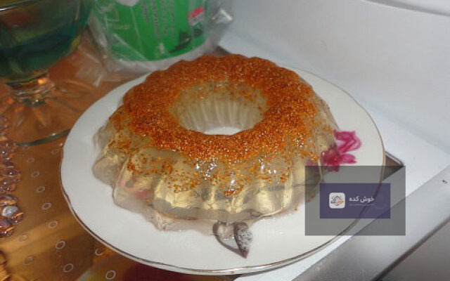 ژله خاکشیر با تزیین خاکشیر و گل محمدی خشک، دسری خنک و مقوی مناسب برای پذیرایی در فصول گرم