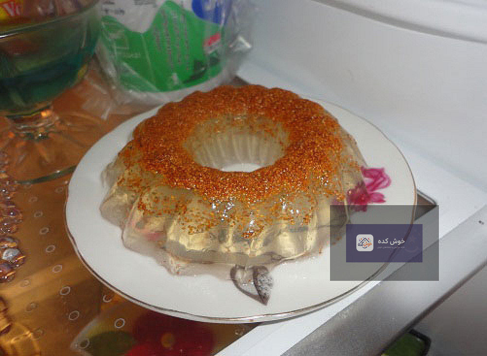 ژله خاکشیر خنک و مقوی ژله خاکشیر با تزیین خاکشیر و گل محمدی خشک، دسری خنک و مقوی مناسب برای پذیرایی در فصول گرم