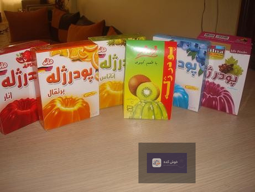 نمای نزدیک از ژله رنگین کمان لایه ای در لیوان، با جزئیات دقیق لایه های رنگی و بافت شفاف.