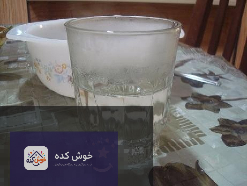 چند لیوان ژله رنگین کمان لایه ای در کنار هم، با تزئینات میوه ای و برگ نعنا، آماده پذیرایی.