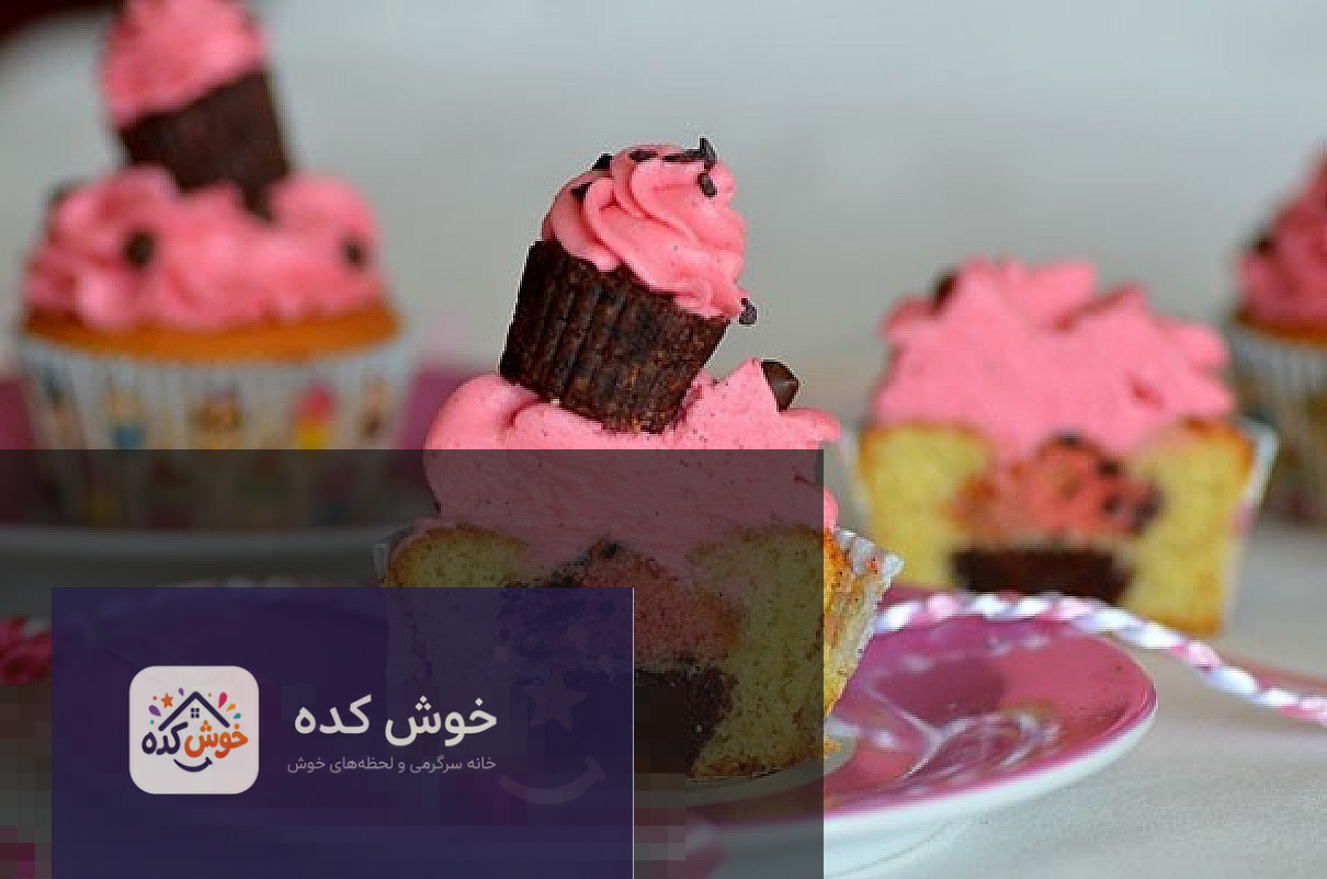 کاپ کیک شکلاتی با فوندانت کاپ کیکهای شکلاتی با تزیین فوندانت طرحدار و پودر قند، ایدهای جذاب برای دسر