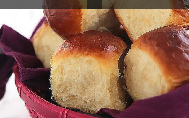 نان رول شیری نرم و پفکی با رویه کنجدی، مناسب برای سحری و افطار ماه رمضان، در سینی فر