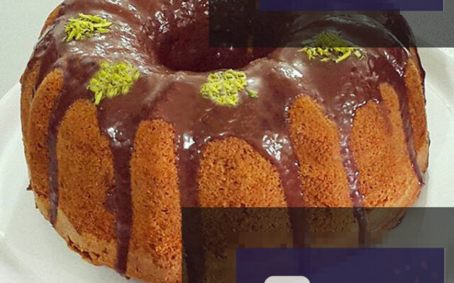 کیک شکلاتی با سس مخملی و تزیین توت فرنگی و پودر کاکائو، مناسب برای جشن‌ها و مهمانی‌ها