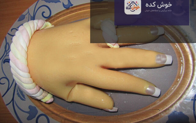 ژله دست هالووین با رنگ قرمز و طرح استخوانی، مناسب برای دسر ترسناک و خلاقانه
