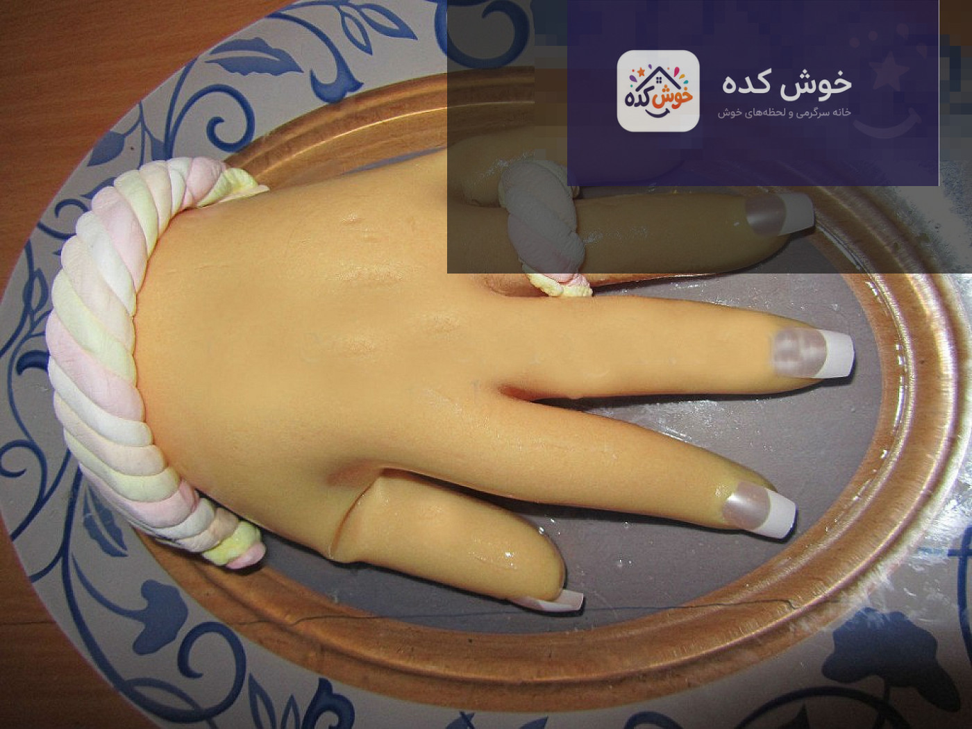 ژله دست هالووین با رنگ قرمز و طرح استخوانی، مناسب برای دسر ترسناک و خلاقانه